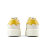 Championes New Balance CT302RY unisex, color blanco con detalles en amarillo y suela alta.