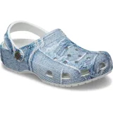 Zuecos Crocs Classic Clog con diseño estampado imitando tela de jean, orificios de ventilación en la parte superior y tira ajustable en el talón.
