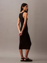 Vestido midi negro ajustado al cuerpo, sin mangas y con cuello redondo.
