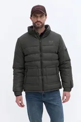 Campera puffer de nylon con diseño matelaseado, cuello alto y cierre frontal. Presenta un corte regular, bolsillos laterales con cierre y logo bordado en el pecho.