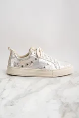 Zapatillas plateadas con apliques de estrellas negras, de cuero legítimo.