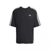 Remera Adidas de corte holgado, color negro, con cuello redondo y mangas cortas. Presenta las icónicas tres tiras blancas en los hombros y mangas, y el logo del trifolio bordado en el pecho.