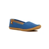 Zapatilla casual de mujer Moleca, color azul, con diseño calado en toda la superficie y suela plana marrón con textura trenzada.