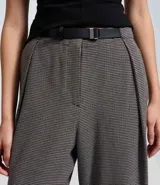 Pantalón de vestir estilo sastre, de corte recto y tiro medio. Presenta pliegues discretos en la parte delantera, perneras amplias y cierre clásico. Incluye un cinturón fino con hebilla metálica.