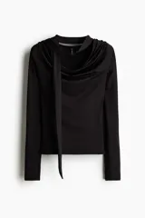 Remera de manga larga confeccionada en punto elástico, con ajuste entallado, cuello drapeado y tiras anchas integradas para variar el estilismo.