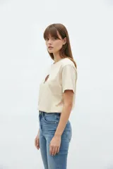 Remera cropped de algodón con cuello redondo, diseño holgado y estampado frontal de una copa con cerezas.