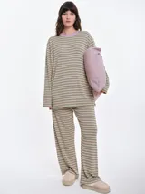 Pantalón de dormir de corte recto y calce relajado, confeccionado en tejido de algodón con estampado de rayas horizontales en tonos verde, rosa y beige. Cuenta con cintura elástica y cordón ajustable.