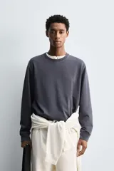 Sudadera de corte regular fit confeccionada en algodón con efecto lavado. Presenta cuello redondo, manga larga y terminaciones en rib.