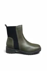 Bota corta tipo chelsea color verde militar, con paneles laterales elásticos en negro, suela track y costuras decorativas contrastantes.