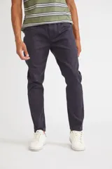 Pantalón de gabardina para hombre, de corte regular, con cierre y botón, cinco bolsillos y pasacinto.