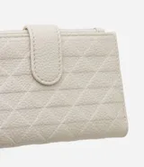 Billetera femenina pequeña de material sintético color marrón, con textura grabada y cierre de cremallera con solapa con broche a presión.