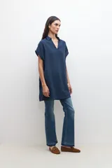 Túnica azul marino con cuello polo y mangas cortas.