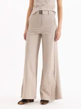 Pantalón wide leg color beige, de tiro medio-alto, con elástico en la espalda y tajos en las botamangas. Incluye cinto con hebilla del mismo tono y pinzas traseras.