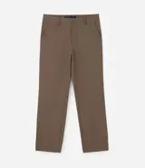 Pantalón de vestir masculino con corte recto y diseño sastre. Presenta cintura con pasantes, cierre tradicional y bolsillos laterales. Confeccionado en tejido de poliéster con un toque de elastano para mayor comodidad.