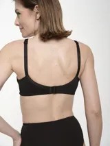 Soutien blanco de tela polistretch sin aro ni relleno, con breteles regulables y espalda con gancho.