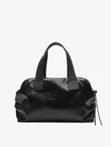 Bolso tipo bowling de Adolfo Dominguez, color borgoña oscuro con acabado brillante y textura craquelada. Posee asas de mano negras y un cordón ajustable lateral.