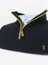Buzo de hilo punto piqué azul marino con medio cierre frontal y detalles en amarillo en el cuello y la cremallera, y pequeño bordado en el pecho.