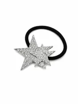 Colita para el pelo con elástico negro y dije metálico en forma de estrellas superpuestas con textura martillada.