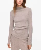 Jersey de punto color gris claro, con cuello alto y manga larga.