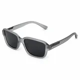 Lentes de sol polarizados con armazón translúcido gris mate y cristales oscuros, de diseño rectangular y detalles metálicos en las patillas.