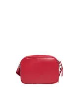 Bandolera pequeña color rojo vibrante con efecto acolchado en patrón de rombos. Cuenta con correa ancha ajustable en color rojo y herrajes metálicos plateados.