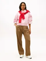 Buzo de cuello redondo Tommy Hilfiger color rosado, confeccionado en mezcla de algodón y poliéster reciclado, con mangas largas y logo bordado en el pecho.