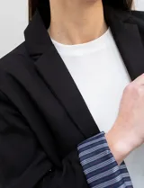 Blazer crop color marrón, marca Dictionary. Cuello con solapa, manga larga y forro interno estampado a rayas.