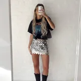 Remera negra de mangas cortas con estampado frontal con texto y diseño de cascada azul.