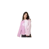 Remera de manga larga de Eme Studios, modelo Roguish Fucsia Striped, con diseño bicolor a rayas en tonos fucsia y rosado claro, corte holgado y estampa frontal con texto en blanco.