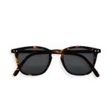 Lentes de sol Izipizi modelo #E, con montura redonda de carey y lentes grises no polarizadas.