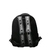 Mochila de diseño urbano en color negro, confeccionada en material texturizado con logo de la marca grabado en la parte superior. Cuenta con un compartimento principal con cierre, un bolsillo frontal amplio y bolsillos laterales abiertos.