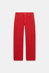Jeans de tiro medio con corte recto y largo completo, confeccionados en algodón. Presentan cintura con trabillas, diseño de cinco bolsillos y cierre frontal con cremallera y botón.