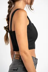 Top negro corto con breteles anchos y escote cuadrado.