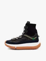 Bota de caña media color negro, con cordones y suela track color caramelo.