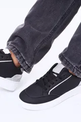 Championes urbanos de diseño minimalista en color blanco, con detalles en plateado brillante en la lengüeta y el talón. Presentan perforaciones laterales para ventilación y suela de goma al tono.