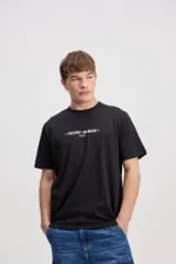 Remera blanca de manga corta y corte clásico, con estampa en la espalda de diseño futurista.