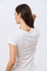 Remera básica de algodón color negro, con cuello redondo y mangas cortas de corte clásico.