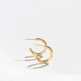 Aros argollas dorados de acero con baño de oro de 18k, diseño abierto tipo criollo y tres pequeños cristales incrustados en el frente de cada uno.