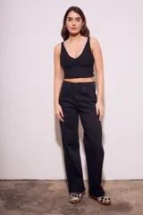 Pantalón de jean negro de corte wide leg y tiro medio.