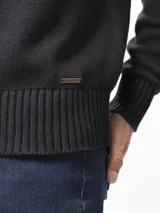 Buzo tejido de cuello redondo, confeccionado en algodón, con puños y ruedo acanalados.