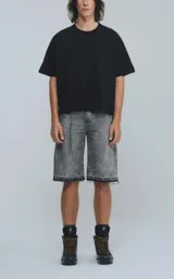 Remera de manga corta color negro, confeccionada en tejido jersey 24/1 americano con calce boxy fit.