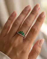 Anillo de plata 925 con diseño de corona adornado con piedras naturales verdes talladas en formato marquise y detalles de circón pavé en la banda.
