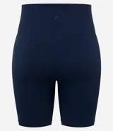 Bermuda deportiva de tiro alto confeccionada en tejido seamless con textura acanalada. Presenta un diseño ajustado al cuerpo con cintura elástica ancha para mayor soporte y comodidad durante la actividad física.