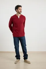 Remera de manga larga en tejido elastizado, color azul, con cuello tipo camisa, cartera con botones y detalles en eco gamuza en la base del cuello y la cartera.