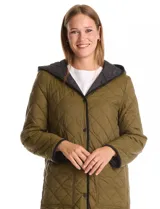 Campera reversible de corte largo con diseño capitoneado. Un lado presenta un tono verde oliva y el otro un tono negro, ambos con cierre frontal mediante botones a presión y bolsillos laterales.