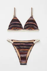 Conjunto de bikini azul con tirantes y detalles de banda estampada multicolor, y forro interior en tono verde lima.