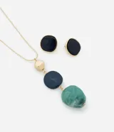Conjunto de bisutería compuesto por un collar largo con cadena dorada y colgante de tres piezas en resina (una geométrica dorada, una circular azul oscuro y una irregular verde veteada) y un par de aros tipo botón a juego en color azul oscuro.