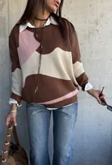 Sweater de punto con diseño de bloques de color en tonos chocolate, rosa y beige, de corte oversize y cuello redondo.