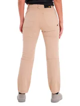 Pantalon de estilo utilitario color beige, con diseño de doble panel en la parte frontal, cierre de cremallera y ajuste con broche. Presenta un corte relajado a lo largo de la pierna y cuenta con cinco bolsillos funcionales.