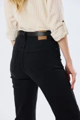 Pantalón de jean wide leg de algodón con elastano, color celeste, de tiro alto y corte amplio con bolsillos traseros.